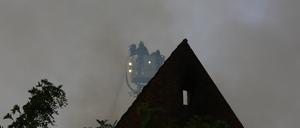 Im dichten Rauch wurden die Löscharbeiten verrichtet.