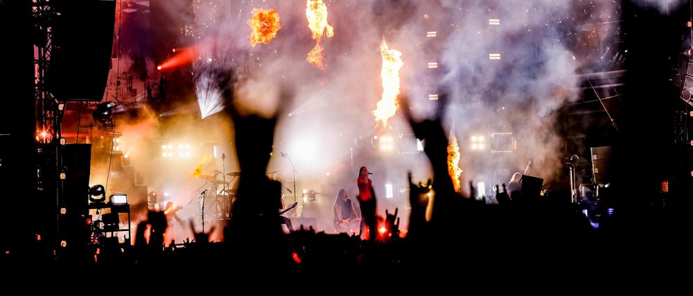 Metal-Fans feiern die Bühnenshow der Band „Heaven Shall Burn“ vor einer der beiden Hauptbühnen (Symbolbild).