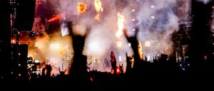Metal-Fans feiern die Bühnenshow der Band „Heaven Shall Burn“ vor einer der beiden Hauptbühnen (Symbolbild).