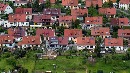 Architektur Bauen Rekonstruieren Tourismus Wetter Reisen 22.05.2021 Jena Kreisfreie Stadt in Thüringen Stadtteil Schlegelsberg Siedlung Wohnsiedlung Einfamilienhaus mit Garten Eigenheim Symbolbild Zuhause Heimstadt Jena Thüringen Deutschland *** architecture building reconstruction tourism weather travel 22 05 2021 Jena district town Schlegelsberg housing estate housing estate single family house with garden home symbol home home town Jena Thuringia Germany
Grundsteuer