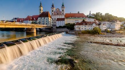 In Steyr baden die Einwohner (rechts) mit Sicht auf barocke Architektur. 
