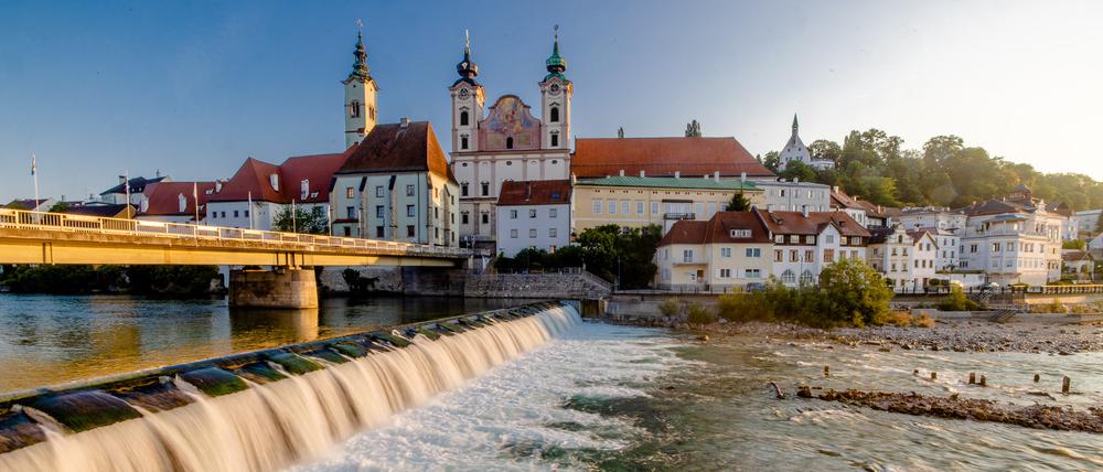 In Steyr baden die Einwohner (rechts) mit Sicht auf barocke Architektur.