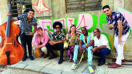 Die Hornistin Sarah Willis mit ihrer Sarahbanda. in Havanna.  