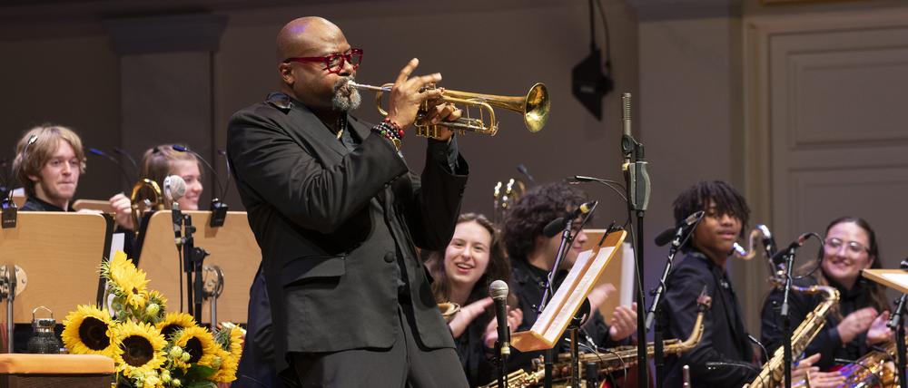 Das National Youth Orchestra Jazz mit seinem Bandleader, dem Weltklasse-Trompeter Sean Jones.