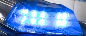 Ein Blaulicht leuchtet auf dem Dach eines Polizeiwagens.