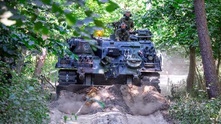 Ein Räumpanzer der Bundeswehr schiebt einen Fahrweg für Feuerwehrfahrzeuge auf dem ehemaligen mit Munition verseuchten Truppenübungsplatz (Symbolbild).