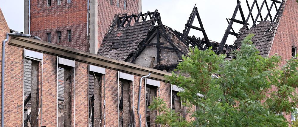 Verkohlte Holzbalken sind am Seitenflügel zu sehen.