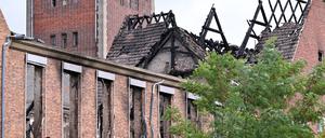 Verkohlte Holzbalken sind am Seitenflügel zu sehen. 