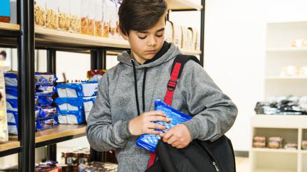 Langeweile, das Austesten von Grenzen oder zu wenig Aufmerksamkeit können Gründe sein, warum Kinder Dinge klauen.
