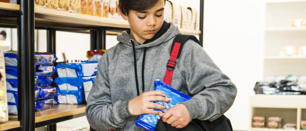 Langeweile, das Austesten von Grenzen oder zu wenig Aufmerksamkeit können Gründe sein, warum Kinder Dinge klauen.
