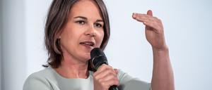 Der Satire-Account schmückt sich zwar noch immer mit dem gleichen Profilfoto wie der eigentliche Account der Ministerin, trägt nun jedoch den offiziellen Titel „Außenministerin Parody Annalena Baerbock“. 