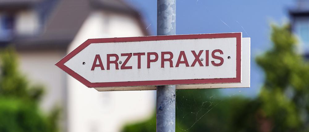 Ein Schild weist auf eine nahegelegene Arztpraxis hin. (Symbolbild)
