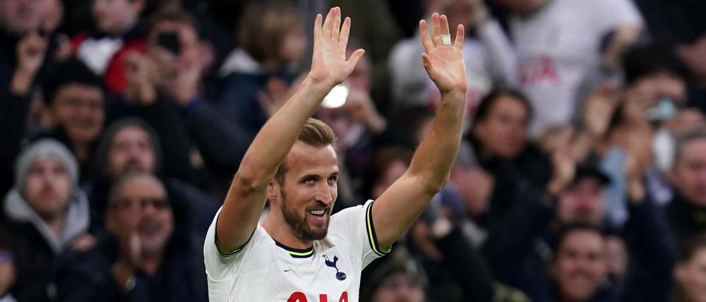 Harry Kane würde gern zu den Bayern wechseln, Tottenham will dafür aber mehr als 100 Millionen Ablöse kassieren.