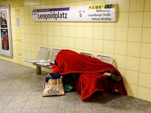 l Wedding: Obdachloser zugedeckt mit einer roten Decke 
