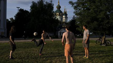 Alltag im Krieg: Junge Männer spielen im Park vor dem Nationalmuseum in Kiew Fußball.