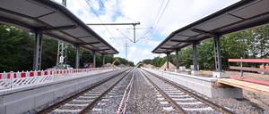 Die Bahnsteigkanten stehen schon