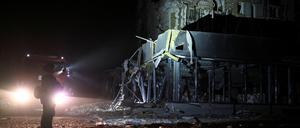Rettungskräfte arbeiten an der Stelle, an der ein Gebäude während eines russischen Raketenangriffs auf die Ukraine zerstört wurde.