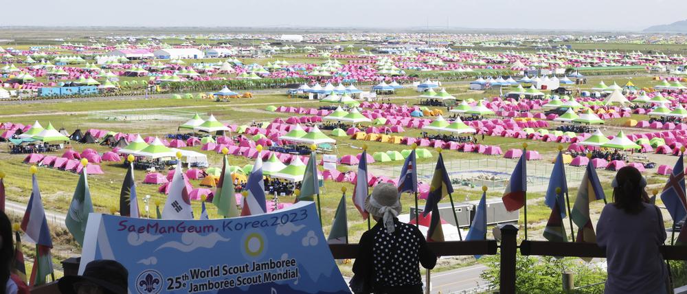 Südkorea räumt wegen eines herannahenden Tropensturms das weltgrößte Pfadfindercamp mit Zehntausenden von jugendlichen Teilnehmern.