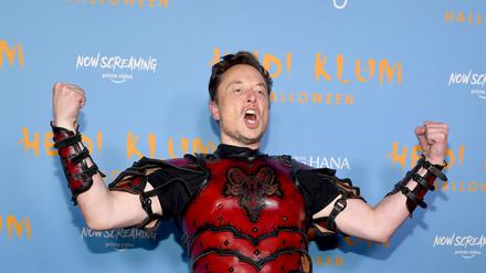 Elon Musk 2022 bei Heidi Klums Halloween-Party. Der Name seines Kostüms: “Devil’s Champion – Leather Armor Set” 