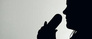 Eine Frau hält einen Telefonhörer. (Symbolbild)
