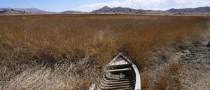Ein verlassenes Boot liegt in der Nähe des Ufers des Titicacasees in Huarina, Bolivien.