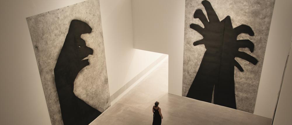 Blick in die Ausstellung „Hunted“ in der Berlinischen Galerie, mit der Zeichnungsserie „Shadows“.