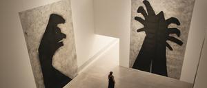 Blick in die Ausstellung „Hunted“ in der Berlinischen Galerie, mit der Zeichnungsserie „Shadows“. 