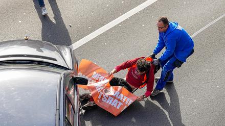 Die Aktivisten der Gruppe „Letzte Generation“ bei einer Blockade-Aktion auf der Autobahn A100.