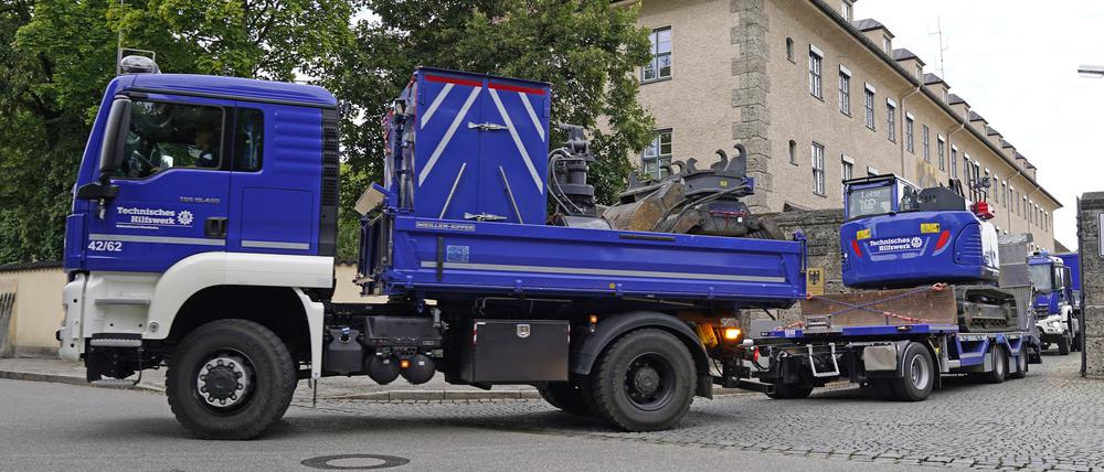 Fahrzeuge des Technischen Hilfswerkes (THW) starten von Rosenheim aus nach Slowenien, um dort die Aufräumarbeiten und den Brückenbau in den Hochwassergebieten zu unterstützen.