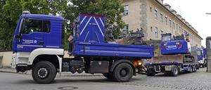 Fahrzeuge des Technischen Hilfswerkes (THW) starten von Rosenheim aus nach Slowenien, um dort die Aufräumarbeiten und den Brückenbau in den Hochwassergebieten zu unterstützen.