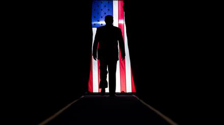 Die Silhouette von Donald Trump.