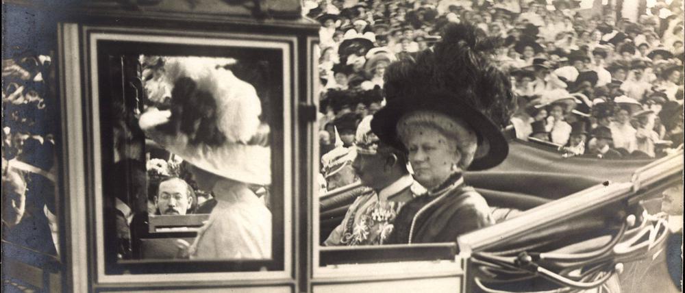 Kaiser Wilhelm II. von Preußen und Kaiserin Auguste Viktoria in einer Kutsche.
