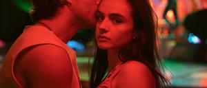 Marie (Laura Balzer) und Erich (Aaron Altaras) verfallen ihrer berauschenden Liebe.