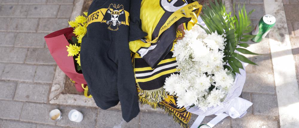 Trauerschmuck vor dem Agia Sophia Stadium von AEK Athen.
