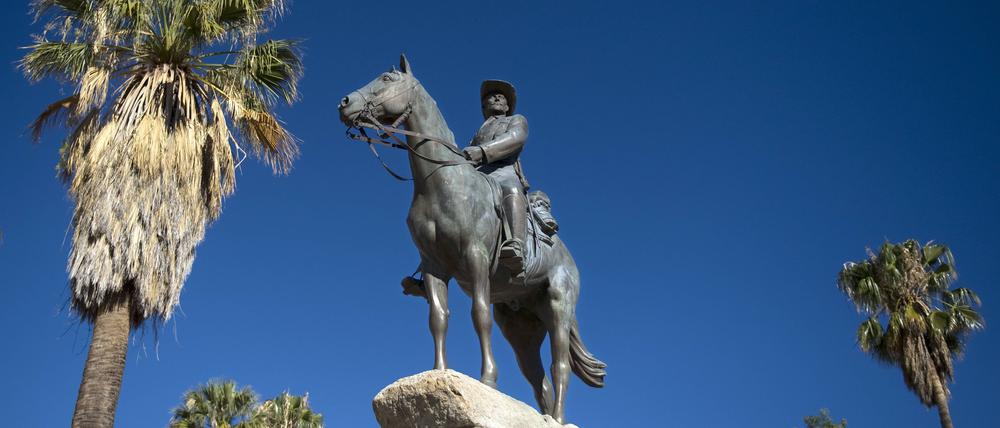 Reiterstandbild aus der deutschen Kolonialzeit in Erinnerung an die deutsche Schutztruppe und den Krieg gegen die Herero Nama von 1904-08 in Windhoek, Namibia.