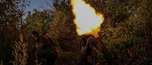 Ukrainian service members fire a mortar at their positions at a front line, amid Russia's attack on Ukraine, near the city of Bakhmut in Donetsk region, Ukraine August 7, 2023. REUTERS/Oleksandr Ratushniak