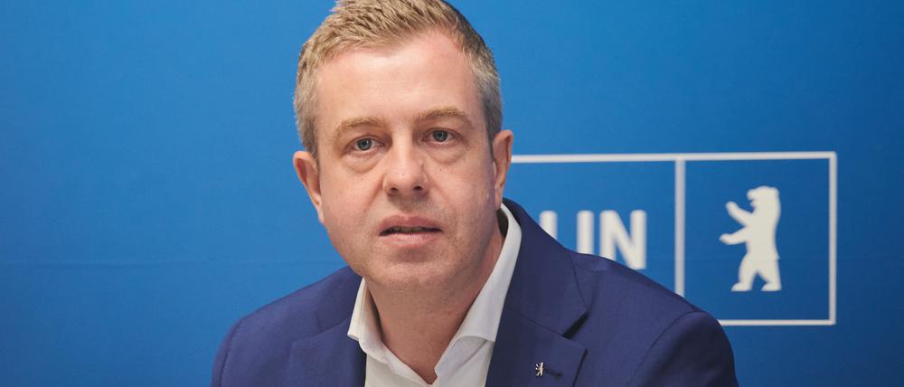 25.07.2023, Berlin: Stefan Evers (CDU), Senator für Finanzen, spricht während der Pressekonferenz nach der Sitzung des Berliner Senats im Roten Rathaus. Der Senat will einen Gesetzentwurf zum geplanten Sondervermögen für mehr Klimaschutz auf den Weg bringen. Foto: Annette Riedl/dpa +++ dpa-Bildfunk +++