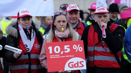 Demonstranten der Gewerkschaft der Sozialversicherung GdS während einer Kundgebung zu Beginn der dritten Runde der Tarifverhandlungen für den Öffentlichen Dienst.