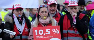 Demonstranten der Gewerkschaft der Sozialversicherung GdS während einer Kundgebung zu Beginn der dritten Runde der Tarifverhandlungen für den Öffentlichen Dienst.