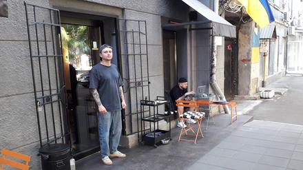  Vlad Baranov vor seiner Bar „Fakultet“ in Odessa.