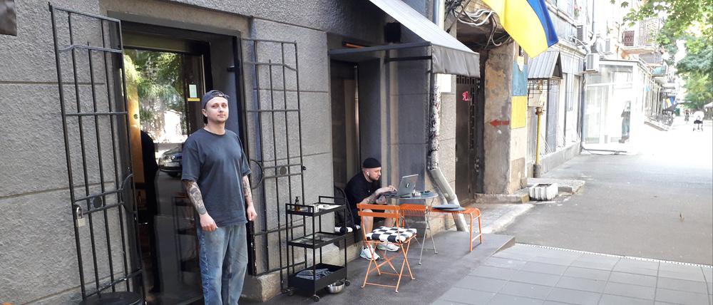 Vlad Baranov vor seiner Bar „Fakultet“ in Odessa.