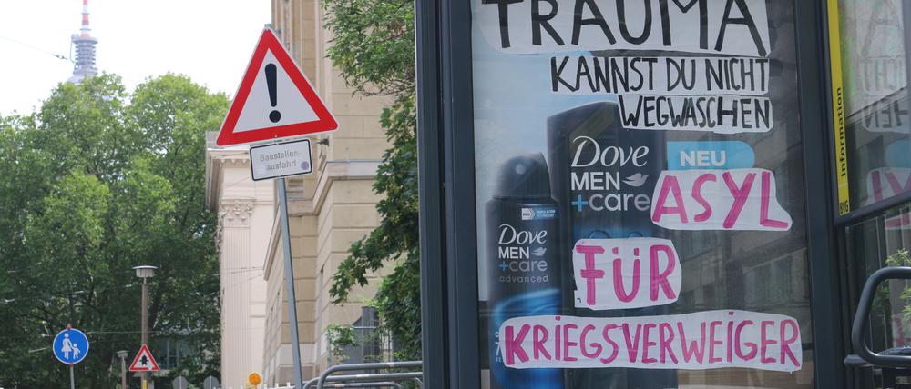 Auf ein Plakat für Duschgel schrieben die Aktivist:innen: „Trauma kannst Du nicht wegwaschen. Asyl für Kriegsverweiger“ (sic).
