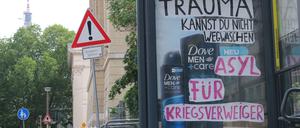 Auf ein Plakat für Duschgel schrieben die Aktivist:innen: „Trauma kannst Du nicht wegwaschen. Asyl für Kriegsverweiger“ (sic).