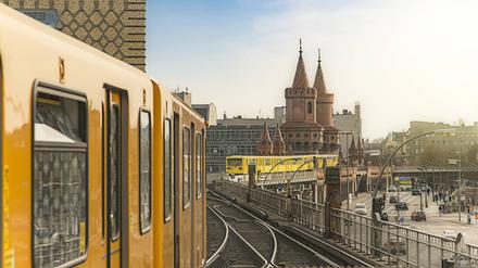 U-Bahn-Verkehr zwischen Oberbaumbrücke und Warschauer Straße.