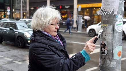 Sieht Irmela Mensah-Schramm einen Nazi-Sticker, rückt sie ihm mit dem Kratzer zu Leibe.