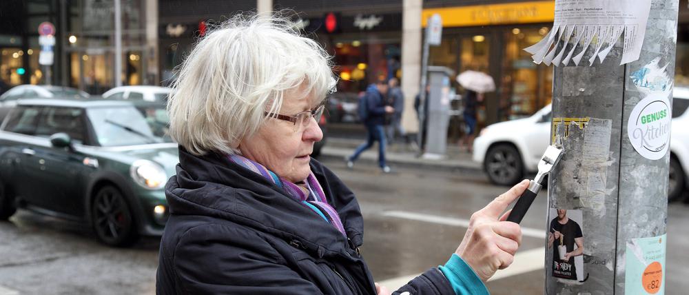 Sieht Irmela Mensah-Schramm einen Nazi-Sticker, rückt sie ihm mit dem Kratzer zu Leibe.