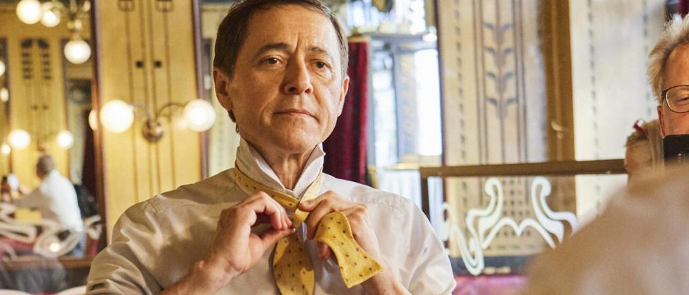 „Kneipier“ Vincent Moissonnier bindet sich am letzten Öffnungstag seines legendären Restaurants die Fliege.