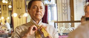„Kneipier“ Vincent Moissonnier bindet sich am letzten Öffnungstag seines legendären Restaurants die Fliege. 