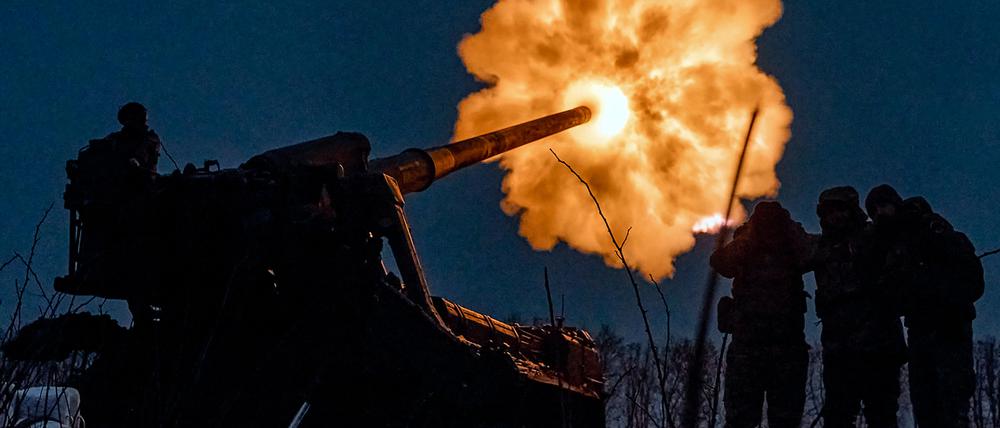 Ukrainische Soldaten feuern eine Pion (M-1975) Kanonenhaubitze auf russische Stellungen in der Nähe von Bachmut. 
