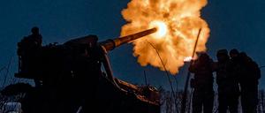 Ukrainische Soldaten feuern eine Pion (M-1975) Kanonenhaubitze auf russische Stellungen in der Nähe von Bachmut. 